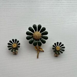Vintage Groovy Green Flower Brooch and Earrings